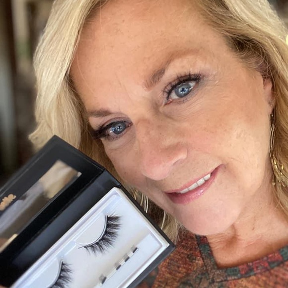 Ladies Night magnetic lashes and liner bundle - Picture 2 of 2